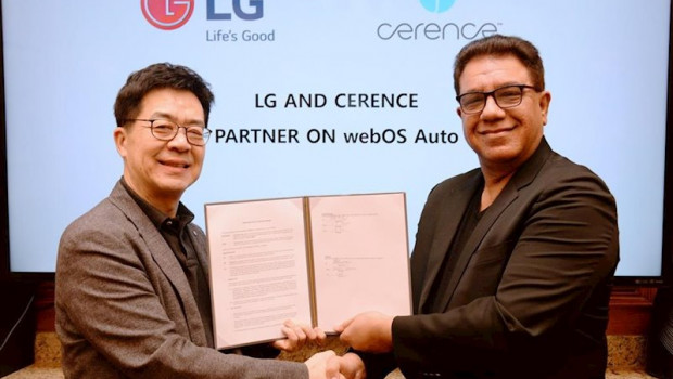ep ip park presidente y cto de lg electronics izquierda y sanjay dhawan ceo de cerence derecha