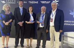 ep isabel mestre en el centro y jose luis rodriguez castro segundo por la derecha con sus premios