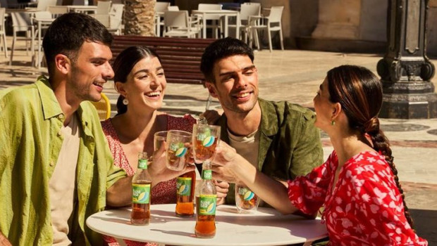 ep jovenes bebiendo refrescos