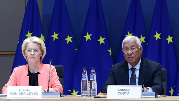 ep la presidenta de la comision europea ursula von der leyen junto al presidente del consejo europeo
