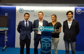 ep la presidenta del pp de bizkaia raquek gonzalez y el presidente de la asociacion dignidad y