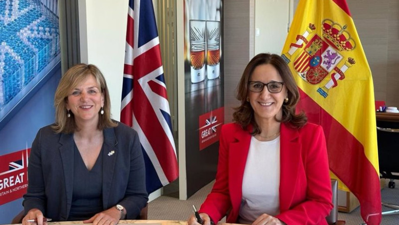 La secretaria de Estado británica de Transporte Local del Reino Unido, Lilian Greenwood, y la secretaria general de Transporte Terrestre, Rocío Báguena, firman el Diálogo Anual de Transporte Reino Unido-España. | EMBAJADA BRITÁNICA EN MADRID ep la secretaria de estado britanica de transporte local del reino unido lilian greenwood y la
