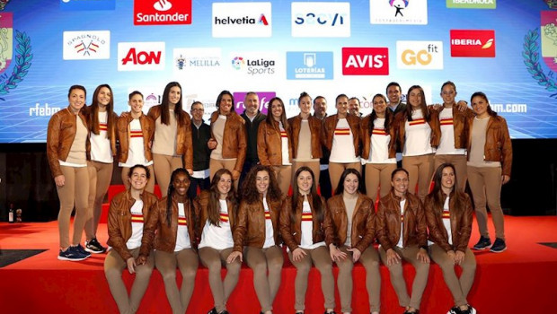ep la seleccion espanola de balonmano femenino y carlos viver posan en el acto de despedida de antes