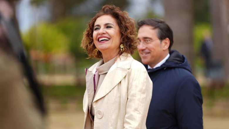 La vicepresidenta primera y ministra de Hacienda, María Jesús Montero, junto al ministro de Asuntos Exteriores, Unión Europea y Cooperación, José Manuel Albares, a su llegada a la celebración de la XXXVI Cumbre Hispano-Portuguesa. | Francisco J. Olmo - Europa Press ep la vicepresidenta primera y ministra de hacienda maria jesus montero junto al ministro de asuntos