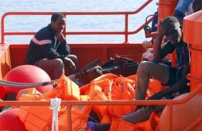 ep llegan al puerto de malaga 75 personas rescatadas por salvamento maritimo cuando navegaban a la