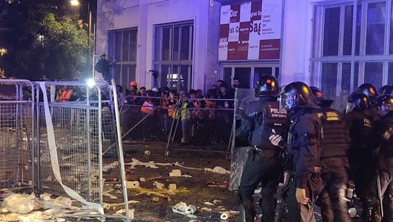 ep los mossos ante la conselleria de interior donde se han concentrado cdr en protesta por la