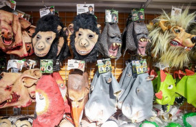 ep mascaras de monos cerdos y otros animales en una tienda en madrid espana a 20 de febrero de 2020