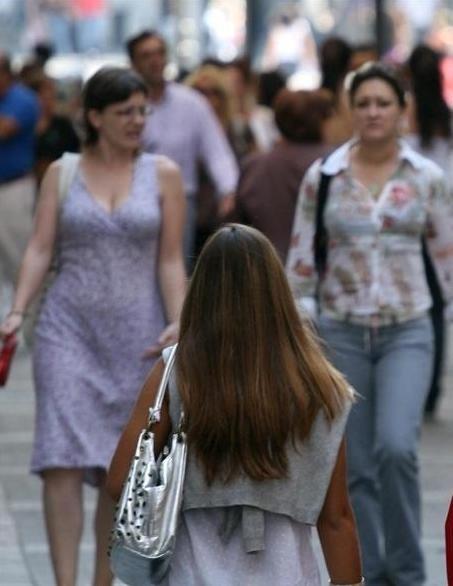 ep mujer paseandola calleverano