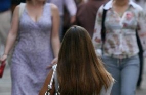 ep mujer paseandola calleverano