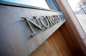 ep nombre de norges bank en la fachada de su sede en oslo