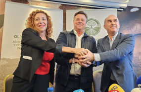 ep nuria yanez jose gilabert y rafael almiron en la constitucion oficial de la asociacion del olivar