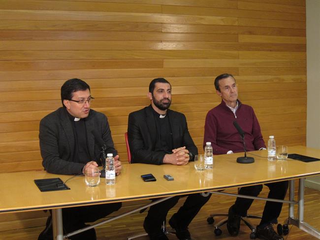 El padre Naim Shasondy, en el centro | EUROPA PRESS ep padre naim shasondy encentro