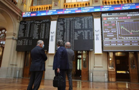 ep tres hombres observan valores economicos en el palacio de la bolsa