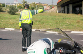 ep un agente de la agrupacion de trafico de la guardia civil atgc hace la senal de parar a un