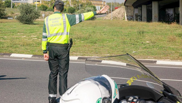 ep un agente de la agrupacion de trafico de la guardia civil atgc hace la senal de parar a un