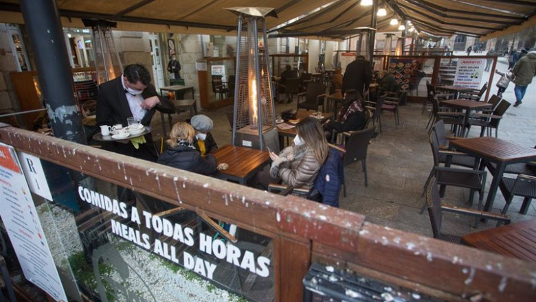 Un camarero sirve a tres mujeres en la terraza de un restaurante | Carlos Castro - Europa Press ep un camarero sirve a tres mujeres en la terraza de un restaurante