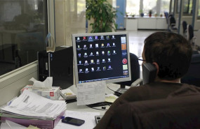 ep un trabajador en su oficina