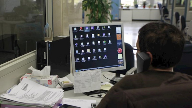ep un trabajador en su oficina