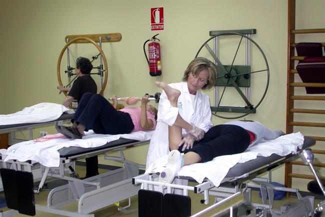ep una fisioterapeuta atiendeuna pacientesevilla
