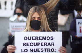 ep una peluquera corta el pelo a una mujer durante una concentracion frente al congreso de los 20210202124138