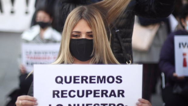 ep una peluquera corta el pelo a una mujer durante una concentracion frente al congreso de los 20210202124138
