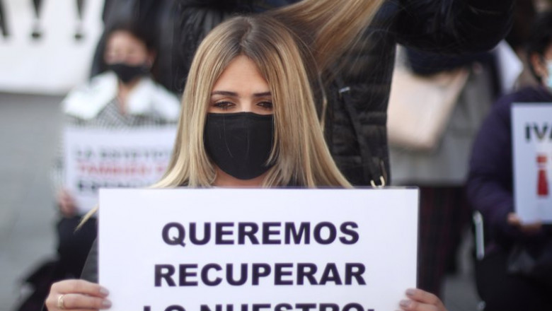 Una peluquera corta el pelo a una mujer durante una concentración frente al Congreso de los Diputados, en Madrid (España) | Eduardo Parra - Europa Press - Archivo ep una peluquera corta el pelo a una mujer durante una concentracion frente al congreso de los 20210202124138