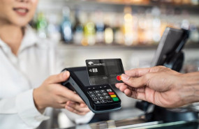 ep una persona paga con una tarjeta de credito