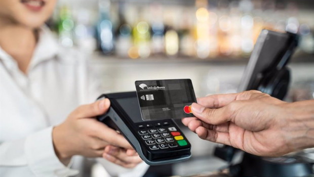 ep una persona paga con una tarjeta de credito