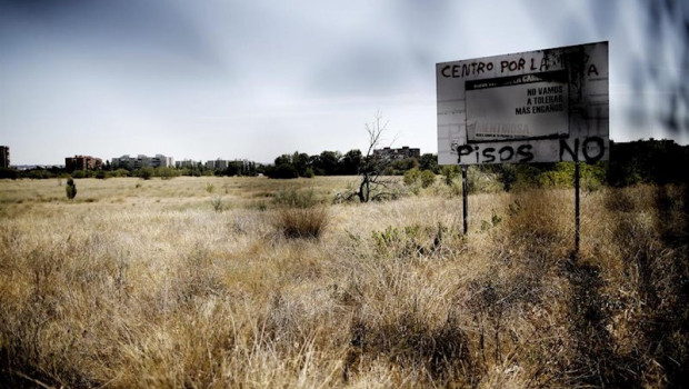 ep una pintada sobre una valla publicitaria en la que se lee centro por la memoria pisos no en el