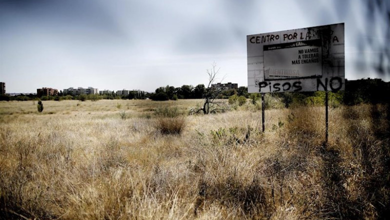 ep una pintada sobre una valla publicitaria en la que se lee centro por la memoria pisos no en el ep una pintada sobre una valla publicitaria en la que se lee centro por la memoria pisos no en el