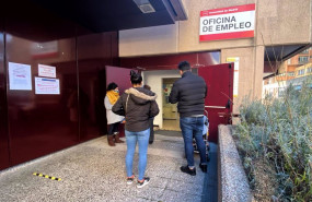ep varias personas frente a una oficina de empleo en madrid espana a 5 de enero de 2021 el ano 2020