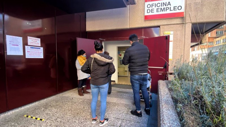 Eduardo Parra - Europa Press ep varias personas frente a una oficina de empleo en madrid espana a 5 de enero de 2021 el ano 2020