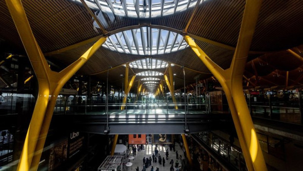ep viajeros en la t4 del aeropuerto adolfo suarez madrid barajas a 2 de marzo de 2026 en madrid