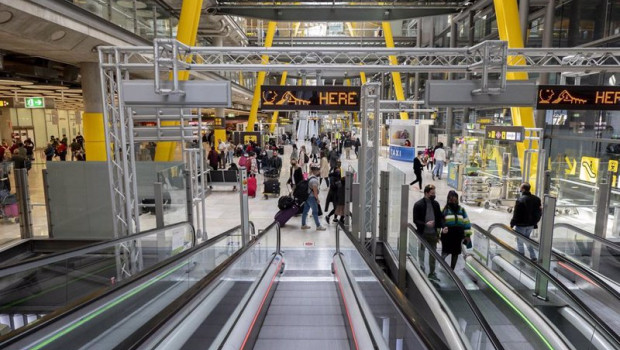 ep vista general de la terminal t 4 del aeropuerto adolfo suarez madrid barajas en madrid espana