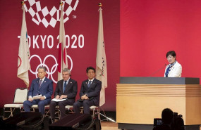 ep yuriko koike hablando ante thomas bach presidente del coi shinzo abe primera ministro japones y