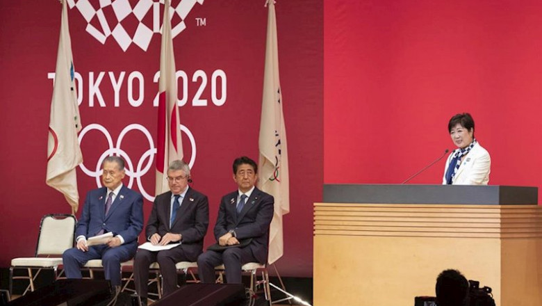 ep yuriko koike hablando ante thomas bach presidente del coi shinzo abe primera ministro japones y