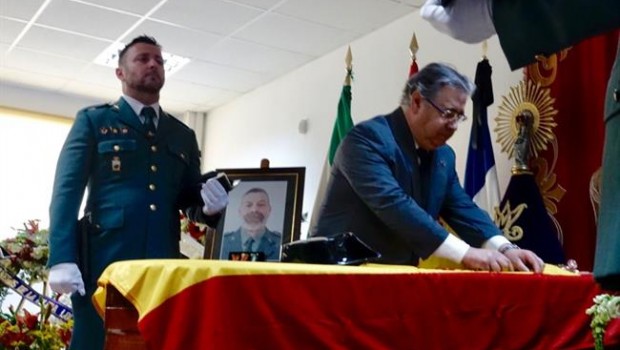 ep zoido colocandoimposicionesla guardia civilcabo muertoguillena