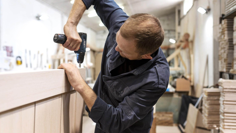 hombre trabajador haciendo su trabajo en una carpinteria 