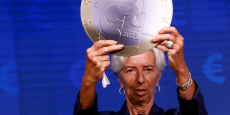 la presidente de la banque centrale europeenne christine lagarde pose avec un modele de piece d euro 