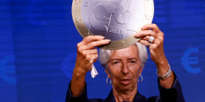 la presidente de la banque centrale europeenne christine lagarde pose avec un modele de piece d euro 