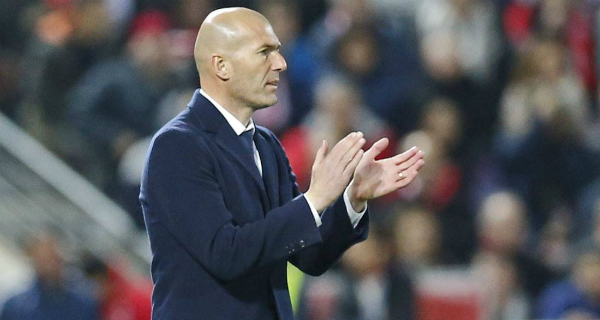 Zinedine Zidane aplaudiendo al Madrid