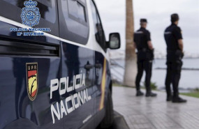 ep agentes de la policia nacional junto a un coche patrulla