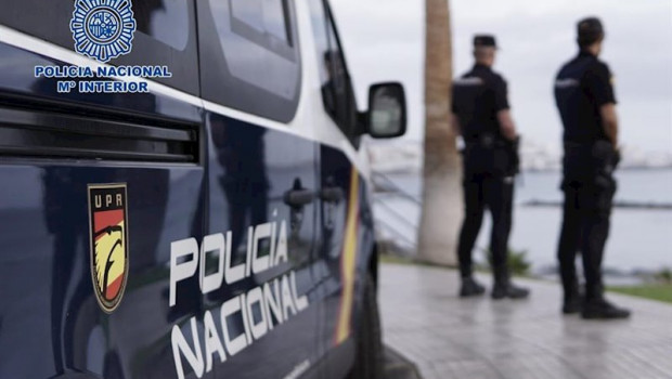 ep agentes de la policia nacional junto a un coche patrulla