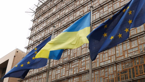 ep archivo   banderas de la union europea y de ucrania ante la sede del consejo europeo en bruselas