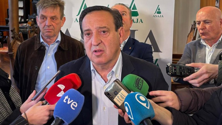 Archivo - Barato atiende a los medios en León. | EUROPA PRESS - Archivo ep archivo barato atiende a los medios en leon