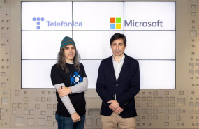 ep archivo   de izquierda a derecha el jefe del area digital de telefonica chema alonso y el