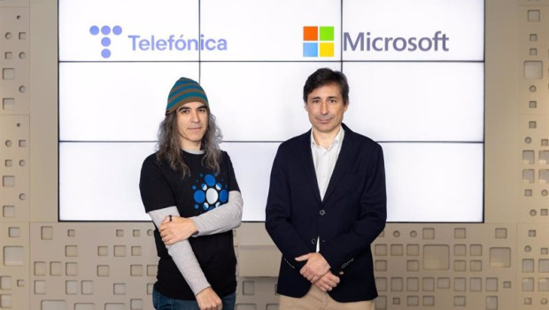 ep archivo   de izquierda a derecha el jefe del area digital de telefonica chema alonso y el