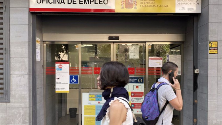 ep archivo dos personas pasan delante de una oficina de empleo ep archivo dos personas pasan delante de una oficina de empleo