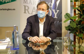 ep archivo   el expresidente del gobierno mariano rajoy posa durante la firma de su nuevo libro en