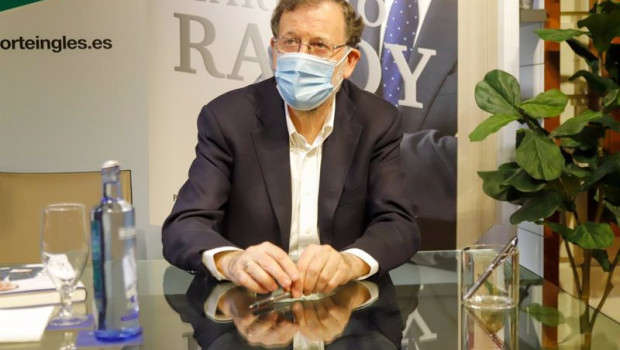 ep archivo   el expresidente del gobierno mariano rajoy posa durante la firma de su nuevo libro en